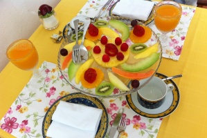 Die liebevoll dekorierte Früchteplatte als Teil des umfassenden Frühstücks im Casa do Adro. 